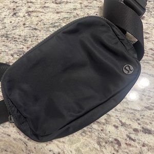 Lululemon Everywhere Belt Bag - BLACK - Original Version!